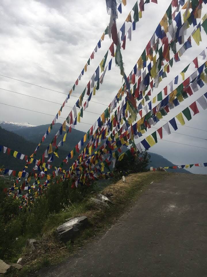ヒマラヤの山道にはためく、五色の祈祷旗（ルンタ／タルチョ）