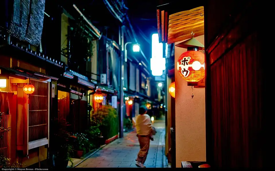 夕暮れの祇園の路地