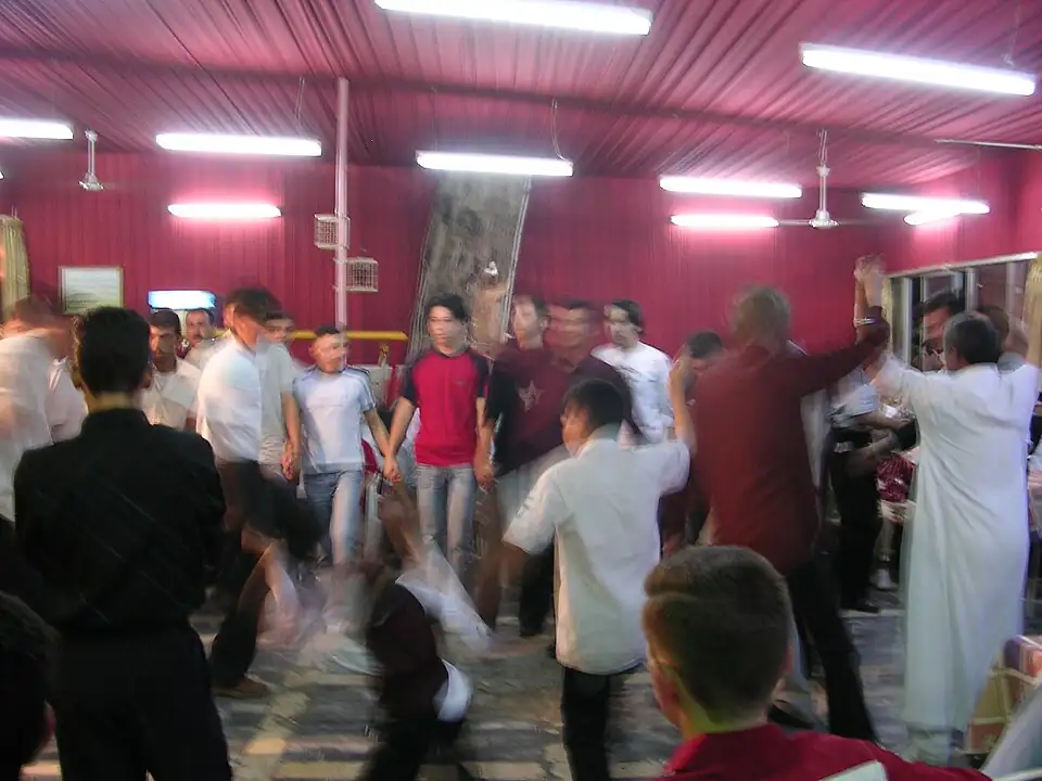 結婚パーティーで踊る人たち