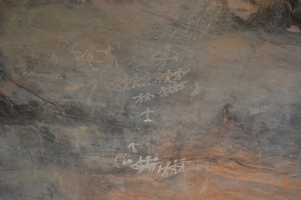 ビンバイトカの岩陰遺跡に残る壁画
