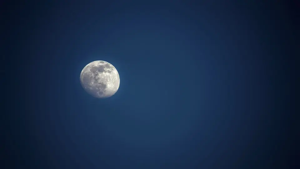 夜空の三日月