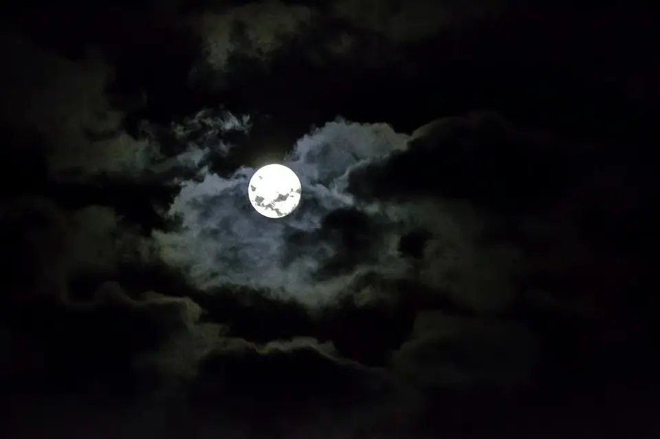 雲間の満月